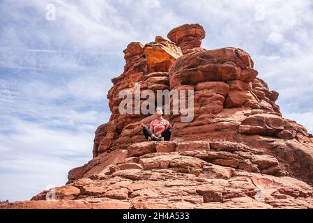 Meditation im Freien in Boynton Canyon, Sedona, Arizona, U. S. A. Stockfoto