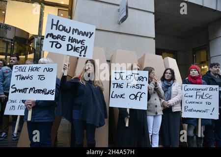 London, Großbritannien. November 2021. Claire Mercer, die Witwe eines Mannes, der auf einer intelligenten Autobahn starb, führt einen Protest in London an. Särge werden durch das Zentrum Londons zum Hauptsitz des Verkehrsministeriums auf der Horseferry Road transportiert - einer für jeden Tod auf intelligenten Autobahnen in den fünf Jahren vor dem Tod ihres Mannes. Quelle: Thomas Krych/Alamy Live News Stockfoto