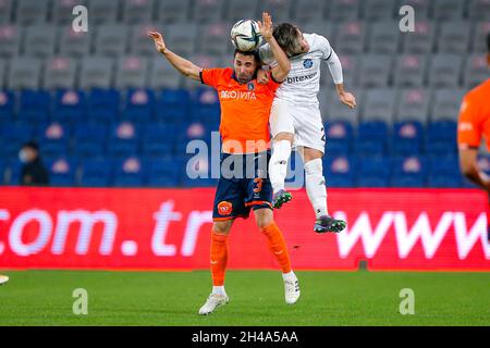 ISTANBUL, TÜRKEI - 1. NOVEMBER: Hasan Ali Kaldirim von Istanbul Basaksehir FK, Yunus Akgun von Adana Demirspor während des Super Lig Spiels zwischen Istanbul Basaksehir und Adana Demirspor im Basaksehir Fatih Terim Stadion am 1. November 2021 in Istanbul, Türkei (Foto von /Orange Picches) Stockfoto