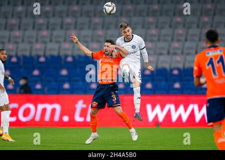 ISTANBUL, TÜRKEI - 1. NOVEMBER: Hasan Ali Kaldirim von Istanbul Basaksehir FK, Yunus Akgun von Adana Demirspor während des Super Lig Spiels zwischen Istanbul Basaksehir und Adana Demirspor im Basaksehir Fatih Terim Stadion am 1. November 2021 in Istanbul, Türkei (Foto von /Orange Picches) Stockfoto