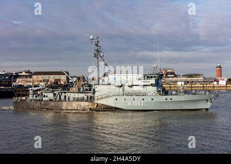 Der Minenjäger der deutschen Marine BAD BEVENSEN verlässt den Hafen von Cuxhaven Stockfoto