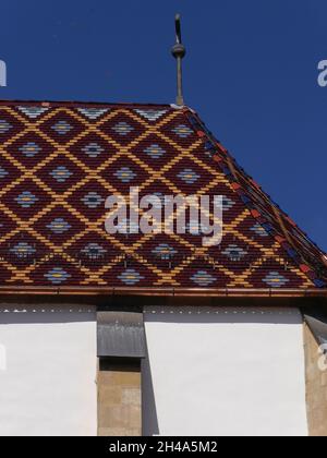 Nahaufnahme des Daches der lutherischen Kathedrale, Sibiu, Rumänien Stockfoto