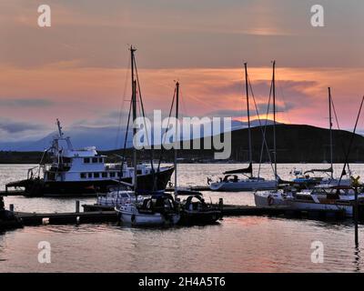 Boote in Bucht bei Sonnenuntergang, Oban, Schottland Stockfoto