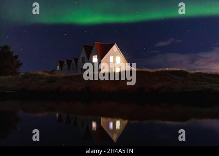 Nordlichter über einem verlassenen Haus in Reykjavík, Island Stockfoto