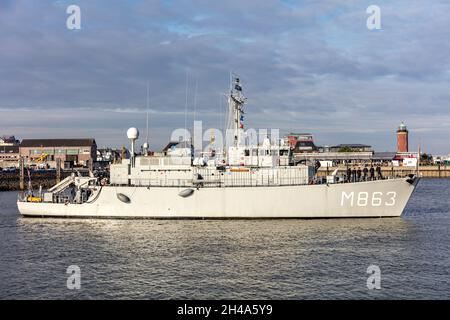 Der Minenjäger der niederländischen Marine VLAARDINGEN verlässt den Hafen von Cuxhaven Stockfoto