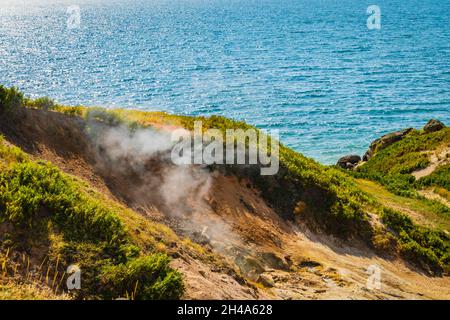 Fumarolen oder Dampfklüftungen entlang der Küste des Yellowstone Lake, die durch geologische Prozesse geformt wurden Stockfoto