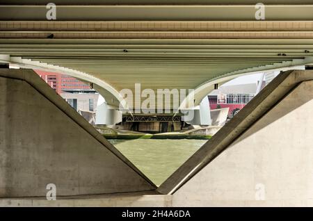 Rotterdam, Niederlande, 29. September 2021: Blick unter dem Deck der Erasmus-Brücke über den Fluss Nieuwe Maas Stockfoto