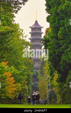 Royal Botanic Gardens Kew, Middlesex, Großbritannien die berühmte Gartenanlage in Kew, Middx, Großbritannien bietet einen Ausblick auf die berühmte japanische Pagode. Stockfoto