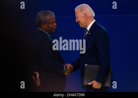 US-Präsident Joe Biden schüttelt die Hände, nachdem COP26-Präsident Alok Sharma während einer Plenarsitzung im Rahmen des Weltführergipfels der UN-Klimakonferenz COP26 am 1. November 2021 in Glasgow gesprochen hat. Die COP26, die vom 31. Oktober bis 12. November in Glasgow stattfindet, wird die größte Klimakonferenz seit dem Pariser Gipfel 2015 sein und gilt als entscheidend für die Festlegung weltweiter Emissionsziele zur Verlangsamung der globalen Erwärmung sowie für die Festigung anderer wichtiger Verpflichtungen. Foto von Raphael Lafargue/ABACAPRESS.COM Stockfoto