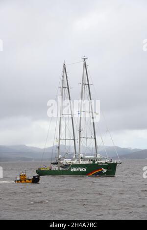 1. November 2021, Glasgow, Schottland, Großbritannien, Europa. Der Greenpeace Rainbow Warrior ist auf dem Weg, den Fluss hinauf ins Stadtzentrum von Glasgow zu fahren, wo die COPS26-Gespräche zum Klimawandel stattfinden. Kredit. Douglas Carr/Alamy Live News Stockfoto