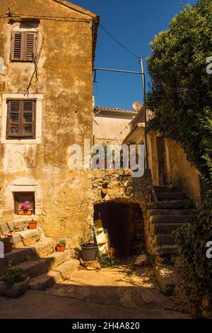 Historisches Steinhaus im mittelalterlichen Bergdorf Dobrinj auf der Insel Krk in der Gespanschaft Primorje-Gorski Kotar im Westen Kroatiens Stockfoto