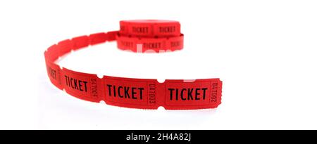 Rollen von roten Tickets, die für den Eintritt oder Lotterieveranstaltung oder Verlosung auf weißem Hintergrund miteinander verbunden sind Stockfoto