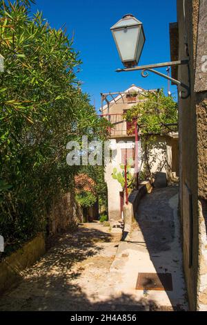 Eine ruhige Wohnstraße im historischen Bergdorf Dobrinj auf der Insel Krk in der Grafschaft Primorje-Gorski Kotar im Westen Kroatiens Stockfoto