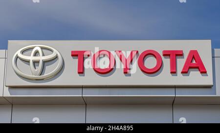 Belgrad, Serbien - 08. September 2021: Japanischer Autohersteller Toyota meldet sich am Blue Sky Summer Day an. Stockfoto