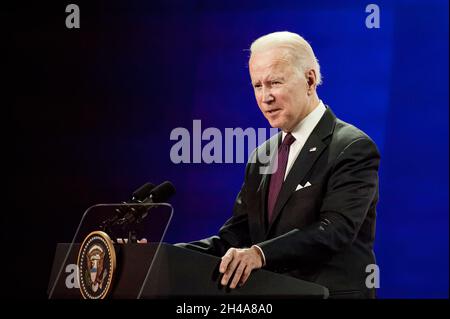 Rom, Italien. Oktober 2021. Präsident Joe Biden spricht während einer Pressekonferenz auf dem G20-Gipfel in Rom.der Präsident der Vereinigten Staaten von Amerika, Joe Biden, traf die Presse am Ende des zweiten Tages des G20-Gipfels in Rom, der im Zentrum "La Nuvola" zu seinen letzten Bemerkungen veranstaltet wurde. Die Konferenz fasste die Einigung mit anderen Staaten über globale Herausforderungen wie das Klimaproblem, die Weltwirtschaft und die Gesundheit nach der Pandemie zusammen. Kredit: SOPA Images Limited/Alamy Live Nachrichten Stockfoto