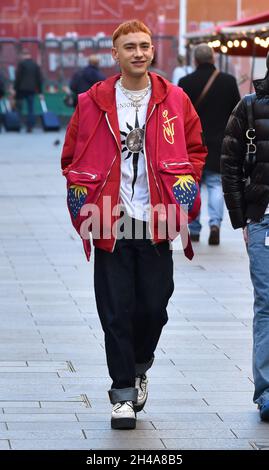 London, Großbritannien. November 2021. Olly Alexander in den Global Radio Studios in London. Kredit: SOPA Images Limited/Alamy Live Nachrichten Stockfoto