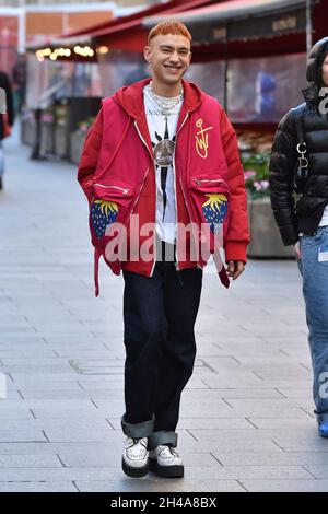 London, Großbritannien. November 2021. Olly Alexander in den Global Radio Studios in London. Kredit: SOPA Images Limited/Alamy Live Nachrichten Stockfoto