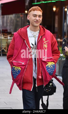 London, Großbritannien. November 2021. Olly Alexander in den Global Radio Studios in London. Kredit: SOPA Images Limited/Alamy Live Nachrichten Stockfoto