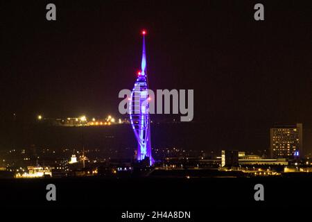 Spinnaker Tower bei Nacht, Portsmouth, Hampshire, Großbritannien vom Seaview auf der Isle of Wight aus gesehen Stockfoto