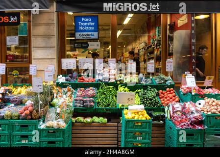 Istanbul, Türkei. Oktober 2021. Obst und Gemüse zum Verkauf außerhalb des Migros Jet Supermarket in Istanbul, Türkei. Kredit: SOPA Images Limited/Alamy Live Nachrichten Stockfoto