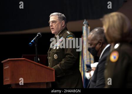 Doral, Vereinigte Staaten von Amerika. 29. Oktober 2021. US-Präsident der Joint Chiefs, General Mark Milley, links, spricht über den Wechsel des Kommandos beim U.S. Southern Command am 29. Oktober 2021 in Doral, Florida. Quelle: Lisa Ferdinando/DOD/Alamy Live News Stockfoto