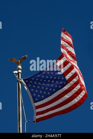 An einem windigen Tag in Santa Fe, New Mexico, flattert eine amerikanische Flagge im Wind. Stockfoto