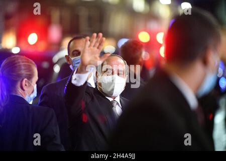 Edinburgh Schottland, Großbritannien November 01 2021. Der ägyptische Präsident Abdel Fattah el-Sisi kommt im George Hotel an und wird von Unterstützern begrüßt. Im Bild der Präsident Wellen zu Unterstützern. Kredit sst/alamy Live-Nachrichten Stockfoto