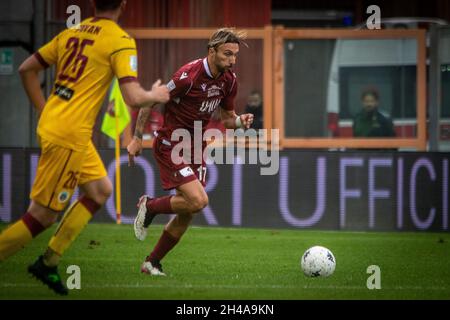 Reggio Calabria, Italien. November 2021. Di Chiara Gianluca (Reggina) trägt den Ball während Reggina gegen Cittadella, Italienische Fußball-Meisterschaft Liga BKT in Reggio Calabria, Italien, November 01 2021 Kredit: Unabhängige Fotoagentur/Alamy Live Nachrichten Stockfoto