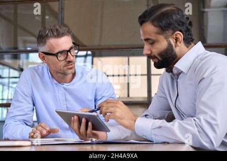Verschiedene Führungskräfte von Geschäftsleuten diskutieren das Projekt bei der Sitzung im Sitzungssaal. Stockfoto