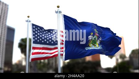 Die Flagge des US-Bundesstaates Maine winkt im Wind, die amerikanische Flagge verschwimmt im Hintergrund. Ein Bauer und Seemann repräsentieren die traditionelle r Stockfoto