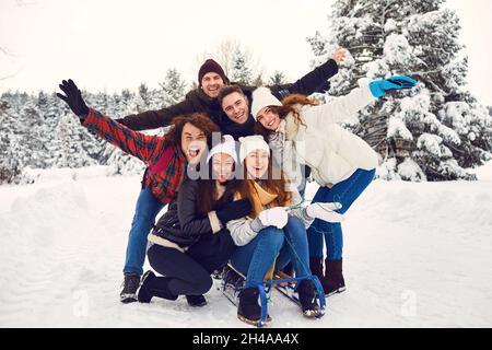 Freunde lachen in den Schnee im Park im Winter Stockfoto