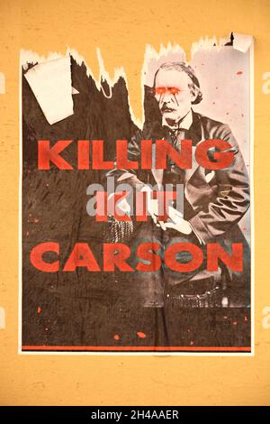 Plakate, die amerikanische Frontiersman, indischen Agenten und US-Armeeoffizier Kit Carson aus dem 19. Jahrhundert schämten, klebten an die Wände in Santa Fe, New Mexico. Stockfoto