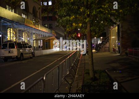 New York, NY, USA - 1. November 2021: Nächtliche Ansicht der Vorbereitungen der Halloween Parade in der W 16th Street Stockfoto