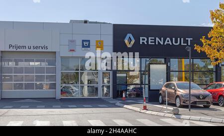 Belgrad, Serbien - 09. September 2021: Offizielle Service Garage und Salon Renault Dacia Nissan Cars. Stockfoto