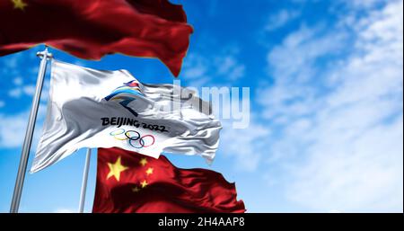 Peking, China, 2021. Oktober: Die Flagge von Peking 2022 winkt im Wind mit den Nationalflaggen Chinas. Die Olympischen Winterspiele sind geplant, um zu taken Stockfoto