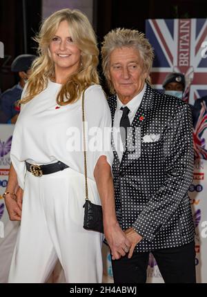 London, Großbritannien. Oktober 2021. Rod Stewart und Penny Lancaster nehmen an den Pride of Britain Awards in Zusammenarbeit mit TSB im Grosvenor House Hotel, Park Street in London Teil. (Foto von Gary Mitchell/SOPA Images/Sipa USA) Quelle: SIPA USA/Alamy Live News Stockfoto