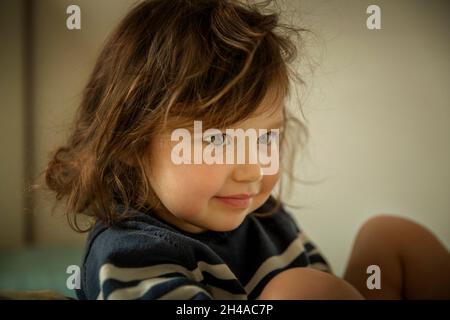 Liebenswert Baby Mädchen lächelnd Porträt Stockfoto