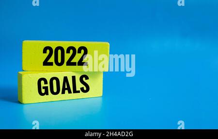 2022 Jahresziele Konzept, gestapelt gelbe Holzblöcke mit 2022 Toren darauf geschrieben. Kopieren Sie Platz für Ihren Text. Stockfoto