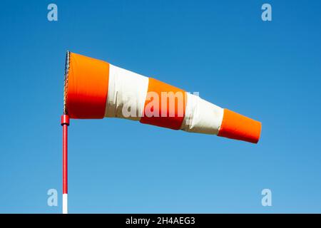 Windsocke am Flughafen. Symbol für starken Wind und schlechtes Wetter. Klimawandel. Meteorologie-Prognose. Sturm kommt. Stockfoto