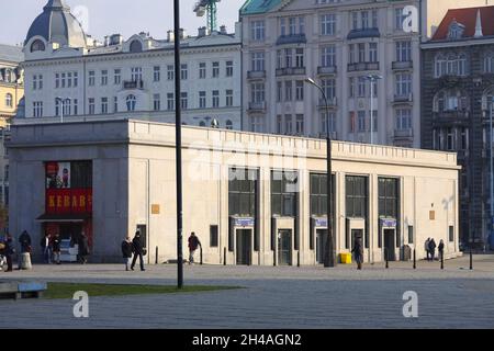 Warschau, Polen - 28. Februar 2016: Bodenpavillon für Reisende, die den Bahnhof Warsaw Downtown ein- und ausfahren, wurde in CO gebaut Stockfoto