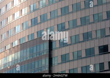 Warschau, Polen - 28. Februar 2016: Moderne Bürogebäude Fassade genannt Dachfenster, auch bekannt unter dem Namen Golden Terraces. Die Konstruktion dieser Stockfoto