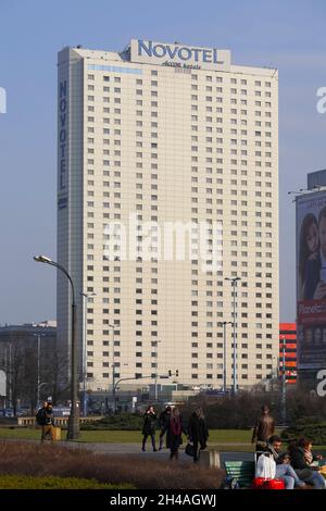 Warschau, Polen - 28. Februar 2016: Der Wolkenkratzer wurde für Orbis Next gebaut und wurde als Novotel in die Hotelgruppe Accor aufgenommen. Es ist eine der Largen Stockfoto