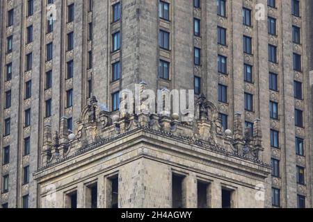 Warschau, Polen - 28. Februar 2016: Detail der Fassade des Palast der Kultur und Wissenschaft. Es ist das höchste Gebäude in Polen Stockfoto