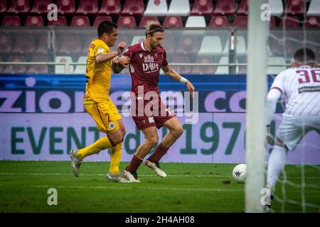 Reggio Calabria, Italien. November 2021. Di Chiara Gianluca (Reggina) trägt den Ball während Reggina gegen Cittadella, Italienische Fußball-Meisterschaft Liga BKT in Reggio Calabria, Italien, November 01 2021 Kredit: Unabhängige Fotoagentur/Alamy Live Nachrichten Stockfoto