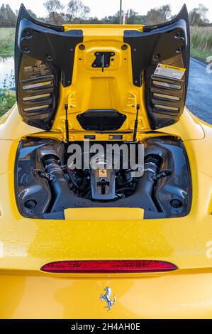 Gelber Ferrari F8 Spider Sportbekleidung, fotografiert auf den Gwent Levels, Castleton, South Wales, Großbritannien. Stockfoto