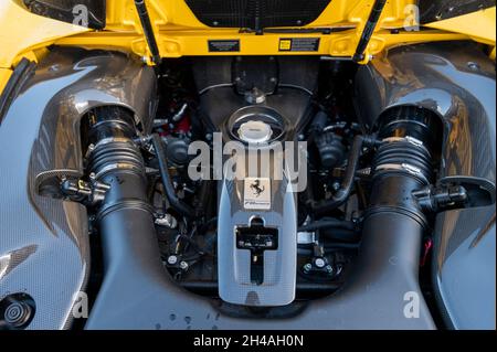 Gelber Ferrari F8 Spider Sportbekleidung, fotografiert auf den Gwent Levels, Castleton, South Wales, Großbritannien. Stockfoto