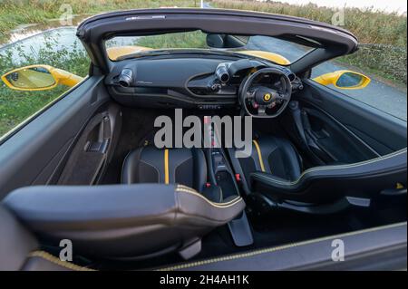 Gelber Ferrari F8 Spider Sportbekleidung, fotografiert auf den Gwent Levels, Castleton, South Wales, Großbritannien. Stockfoto