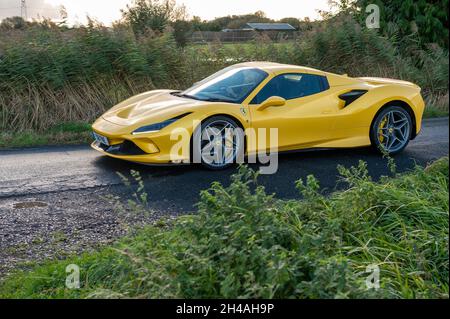 Gelber Ferrari F8 Spider Sportbekleidung, fotografiert auf den Gwent Levels, Castleton, South Wales, Großbritannien. Stockfoto