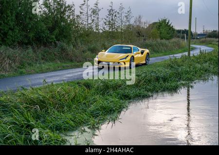 Gelber Ferrari F8 Spider Sportbekleidung, fotografiert auf den Gwent Levels, Castleton, South Wales, Großbritannien. Stockfoto