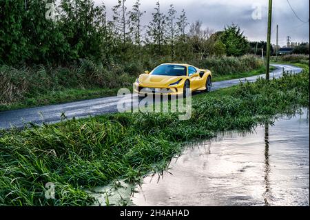 Gelber Ferrari F8 Spider Sportbekleidung, fotografiert auf den Gwent Levels, Castleton, South Wales, Großbritannien. Stockfoto